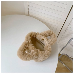 Vue de dessus du sac seau en peluche avec texture douce beige et poignée assortie