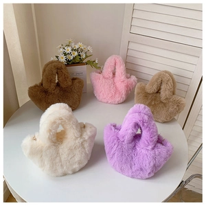 Mini sacs seaux en fausse fourrure pelucheuse en marron, rose, kaki, blanc et violet