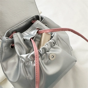 Mini sac à dos argenté métallisé avec cordon rose et poche intérieure pour rouge à lèvres