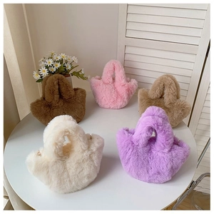 Détail de cinq sacs seaux en fausse fourrure colorée en rose, violet, beige et marron