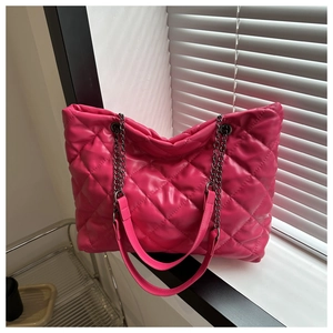 Détail du sac cabas matelassé rose fuchsia avec bandoulière en chaîne nickel noir