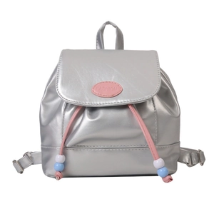 Silberner Mini-Rucksack aus Kunstleder mit rosa Kordelzug und modischem Etikett-Detail