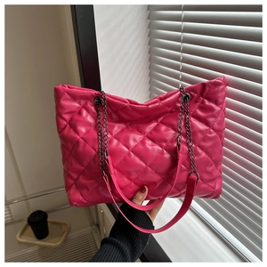 Vue détaillée du cabas en cuir matelassé magenta avec chaîne métallique et bandoulière