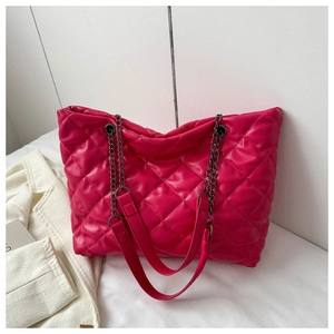 Détail du sac à bandoulière matelassé rose vif avec bandoulière chaîne et grand volume