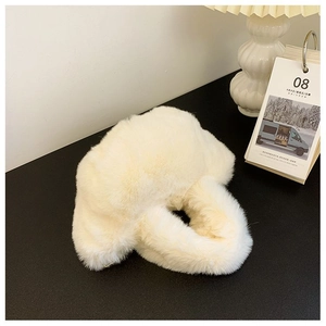 Détail du chapeau trappeur en fausse fourrure blanc cassé avec protège-oreilles doux