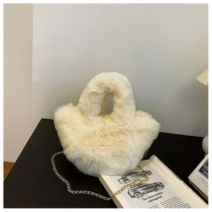 Détail du sac seau en peluche blanc cassé avec fourrure douce et bandoulière dorée