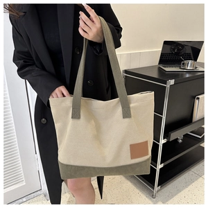 Dettaglio della borsa tote minimalista in tela beige e verde oliva per l'ufficio