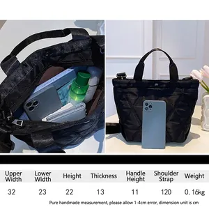 Sac seau matelassé noir montrant la comparaison de taille et l'espace intérieur spacieux