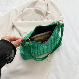 Sac fourre-tout vert vif plissé avec détails de texture et rangement quotidien