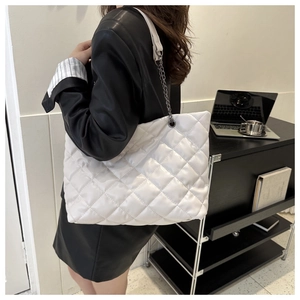 Détail du sac cabas matelassé blanc avec bandoulière en chaîne argentée