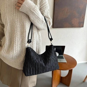 Sac bandoulière plissé noir pour femme avec texture ondulée et silhouette en forme de lune