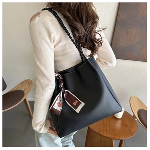 Détail du grand sac cabas noir avec bandoulière tressée et foulard en soie décoratif