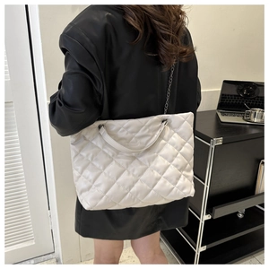 Détail du sac hobo matelassé ivoire avec bandoulière chaîne et grande capacité