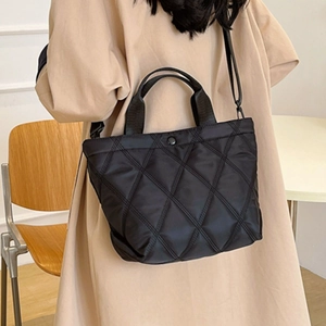 Sac fourre-tout noir matelassé tendance avec coutures en treillis et bandoulière large