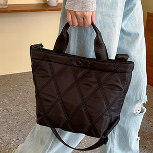 Sac fourre-tout matelassé chic avec surpiqûres losanges et bandoulière réglable quotidien