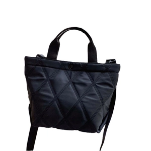 Sac fourre-tout matelassé noir avec motif losange et bandoulière réglable