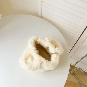 Sac seau chic en fausse fourrure blanc cassé avec texture douce et anneaux dorés
