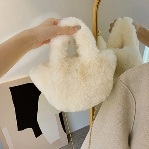 Mini sac seau en fausse fourrure crème avec texture pelucheuse et chaîne dorée