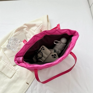 Grande borsa tote trapuntata rosa fucsia con spazio per cellulare e ombrello