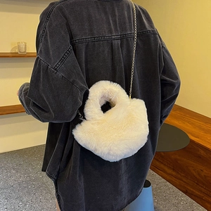 Sac à bandoulière en fausse fourrure blanche en forme de cœur avec chaîne dorée