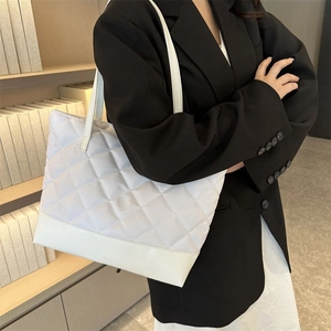 Grande borsa shopper trapuntata bianca con motivo a rombi e spalline da donna