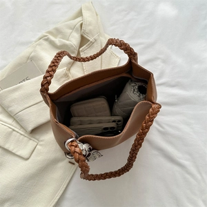 Grand sac cabas marron caramel avec poignée tressée et foulard pour le quotidien