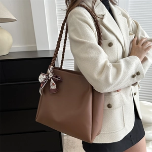 Grand sac cabas marron avec poignées tressées et foulard décoratif pour le quotidien