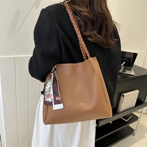 Grand sac cabas marron en cuir PU avec bandoulière tressée et foulard en soie