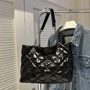 Grand sac cabas noir matelassé avec bandoulière chaîne et motif à losanges classique