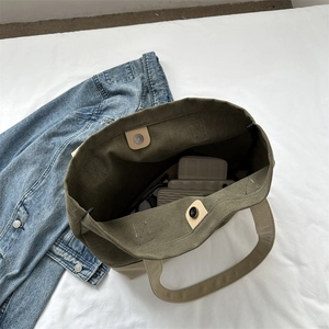 Ampia borsa tote in tela verde oliva con chiusura magnetica per gli oggetti essenziali