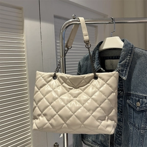 Sac à bandoulière matelassé grande capacité crème avec détail de sangle en chaîne