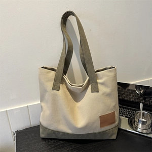 Borsa tote in tela beige e verde oliva con dettaglio patch in pelle marrone