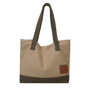 Borsa tote in tela alla moda con cuciture verdi a contrasto e toppa in pelle