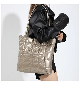 Détail du grand sac cabas matelassé doré champagne avec finition métallique et surpiqûres