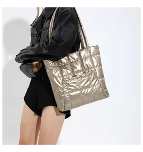 Sac fourre-tout matelassé or champagne à grande capacité porté par un mannequin