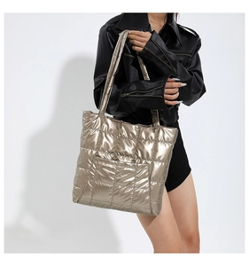 Détail du sac cabas matelassé en or champagne avec finition métallique et surpiqûres carrées