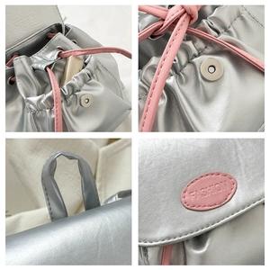 Vues détaillées du sac à dos argenté avec cordon rose et fermeture magnétique