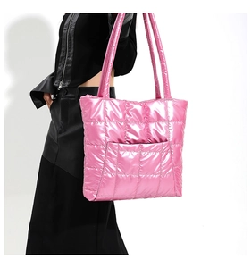 Vue latérale du sac fourre-tout matelassé rose brillant avec effet métallisé à l'épaule