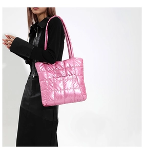 Détail du sac cabas matelassé rose métallisé avec finition brillante et surpiqûres