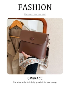 Détail du sac bandoulière en cuir marron avec large bandoulière jacquard ethnique