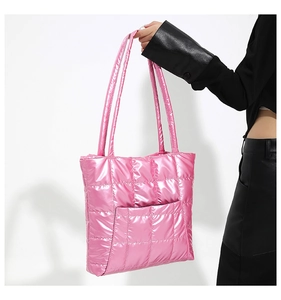 Détail du sac cabas rose brillant matelassé avec finition métallisée et coutures carrées