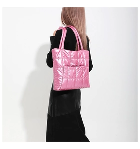 Vue détaillée du sac cabas rose métallisé matelassé avec un motif à carreaux élégant