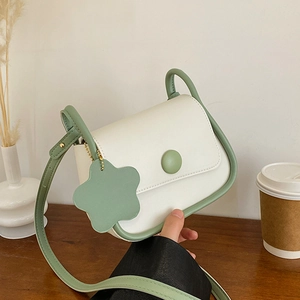 Damen PU Leder Umhängetasche Kontrastfarbe Kleine Quadratische Schultertasche Mit Blumenanhänger Runder Schnallenklappe Vielseitig