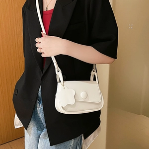Minimalistische weiße PU-Leder Umhängetasche mit Blumenanhänger und Magnetverschluss