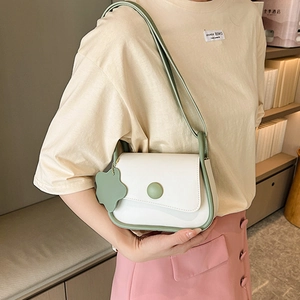 Minimalistische Satteltasche aus grün-weißem PU-Leder mit dekorativem Blumenanhänger