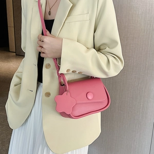 Rosafarbene minimalistische PU-Leder Umhängetasche mit Blumenanhänger und Dekoschnalle für Damen