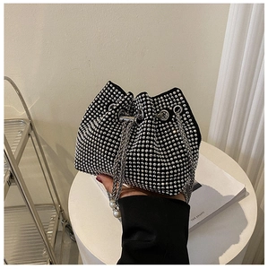 Dettaglio mini borsa a secchiello con strass argento e cordino con perle