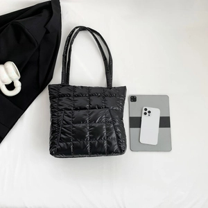 Grand sac cabas noir matelassé avec surpiqûres à carreaux et accessoires de mode