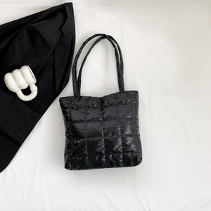 Sac cabas noir matelassé minimaliste en nylon brillant avec coutures carrées rembourrées