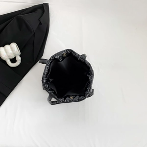 Sac cabas en coton matelassé avec intérieur spacieux et fermoir magnétique en vue de dessus